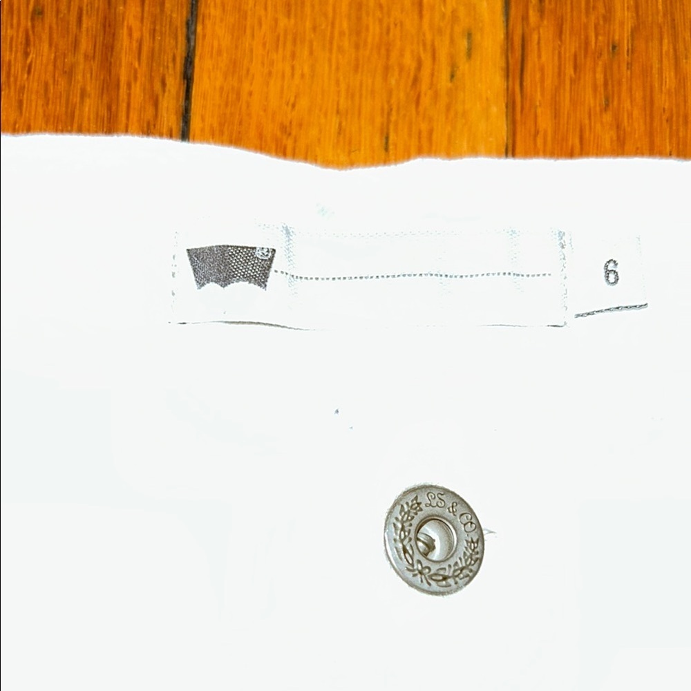 2x15 Levi's White Capri Pants with Frayed Hem - Picture 3 of 7